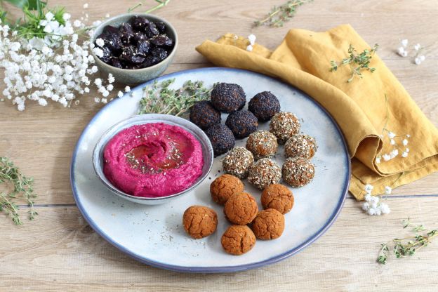 Falafels variados com homus de beterraba