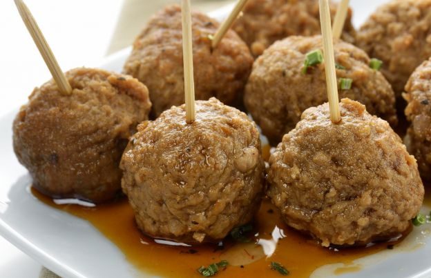 Bolinhos de carne com arroz