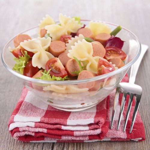 Salada de macarrão com salsicha