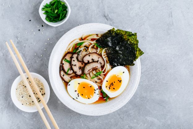 Ramen com alga nori e gergelim