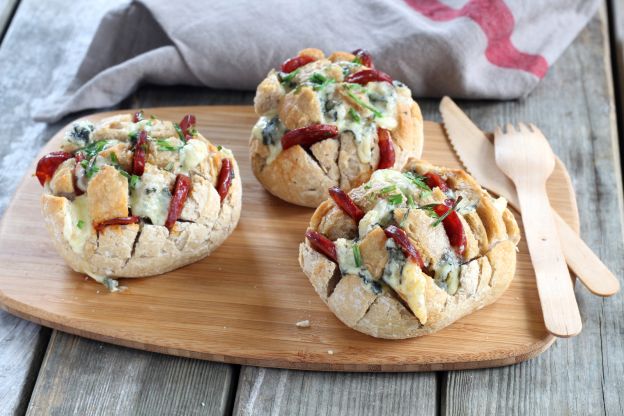 Pão ouriço com queijo e chorizo