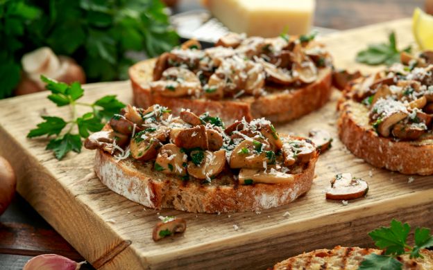 Bruschetta de champignons e alho