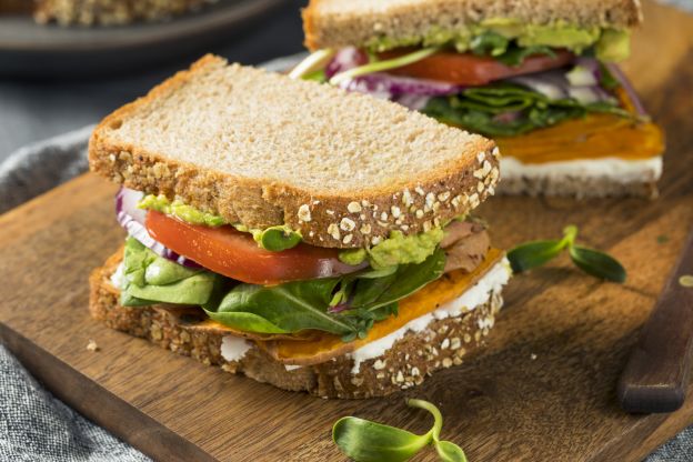 Sanduíches - Abasteça de vegetais, espalhe purê de abacate em vez de maionese