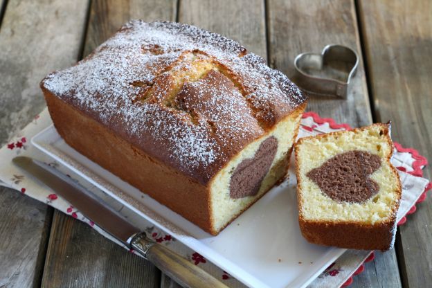 Bolo de baunilha com coração de chocolate