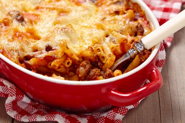 Macarrão a bolonhesa gratinado com mussarela de búfala