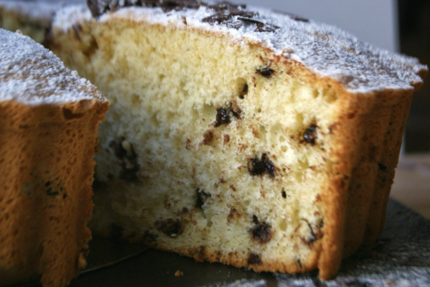 Bolo de avelãs com pepitas de chocolate