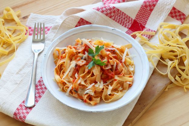 Talharim caseiro com molho de tomate e champignons