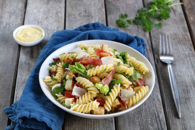 Fusilli com bacon e maionese de limão