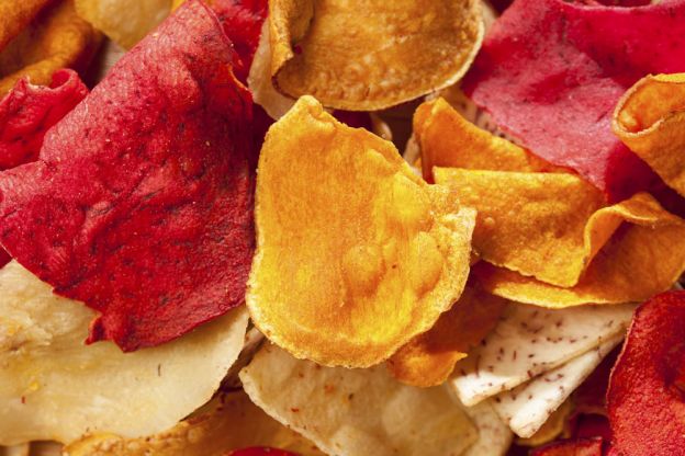 Os chips de legumes no forno