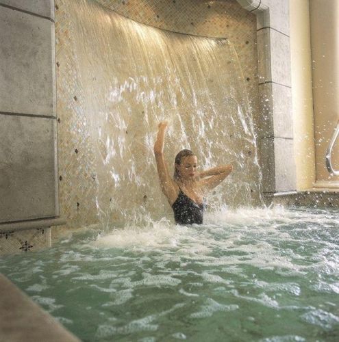 Uma piscina privada, com cascata