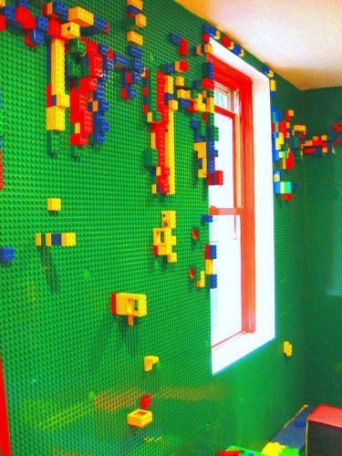 Quarto cujas paredes são revestidas de LEGO, onde poderá explorar toda sua criatividade