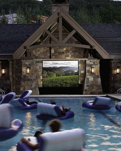 Home Theater na piscina, onde poderá relaxar assistindo ao que quiser