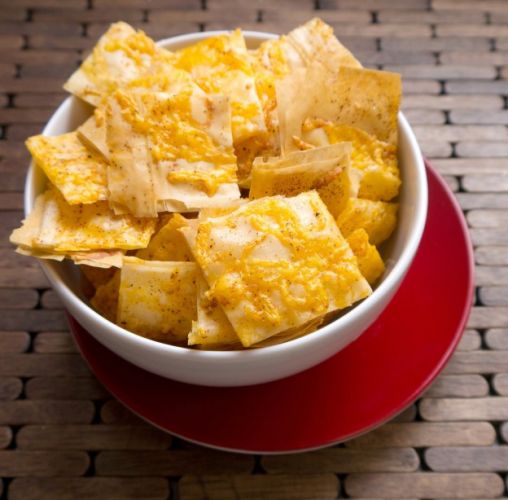 Crackers com massa filo e cheddar