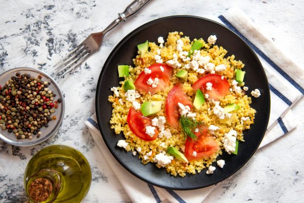 Tabule de tomate, queijo feta e abacate