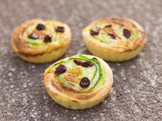 Tartelettes de abobrinha, roquefort e cranberries