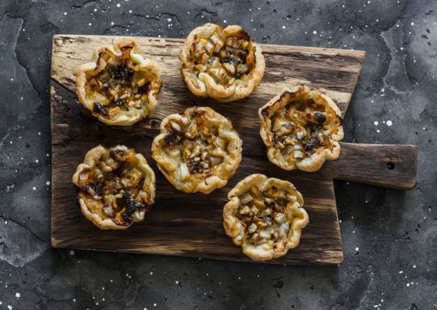 Mini quiches com gorgonzola, nozes e balas de mel