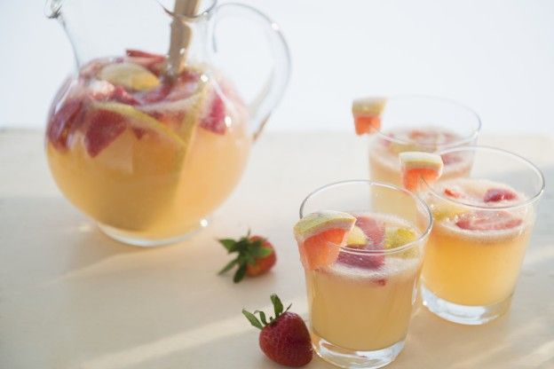 Sangria de toranja e morangos