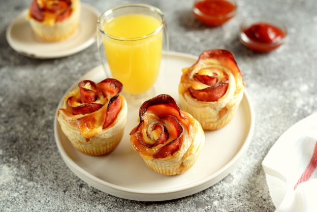 Rosas folhadas de presunto e queijo