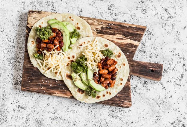 Tacos de frango, arroz e abacate