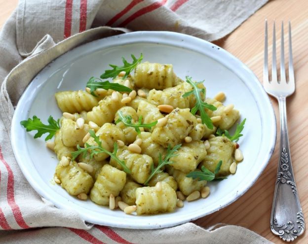 Salada de massas com rúcula