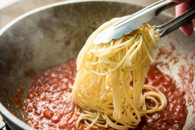 Termine de cozinhar a massa no molho