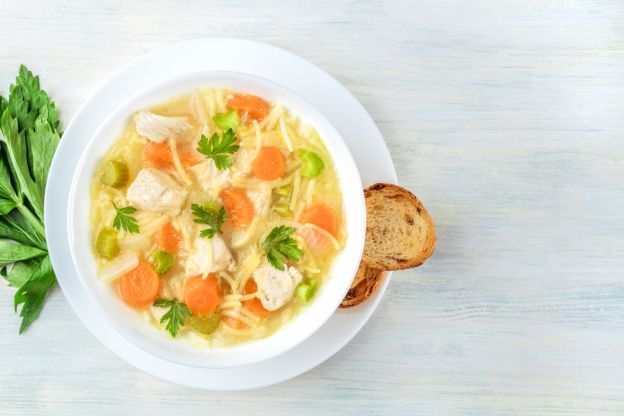 Sopa de frango com macarrão