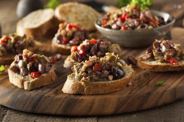 Crostini saborizados com caponata de legumes