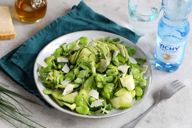 14. Salada com abobrinha, feijão, abacate, rúcula e Parmigiano Reggiano