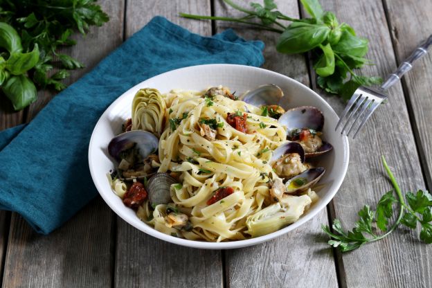 Tagliatelle ao vôngole com molho de vinho branco e tomate seco