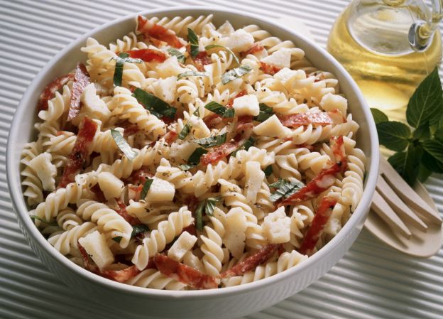 Salada de macarrão e salaminho