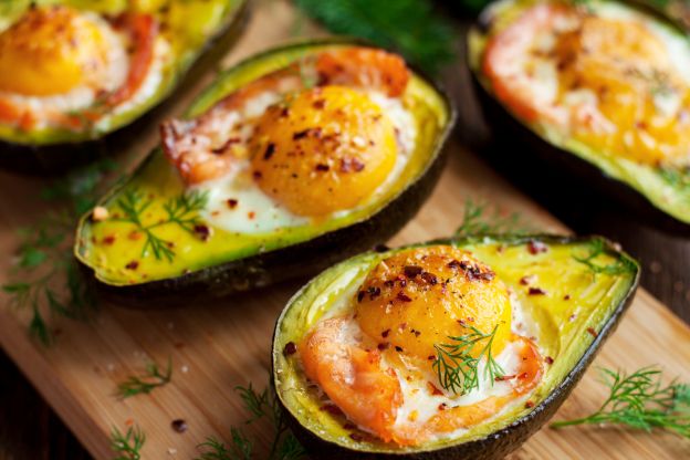 Abacate de Forno com Salmão Fumado e Ovo