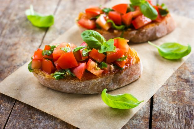 Bruschetta de tomate e manjericão