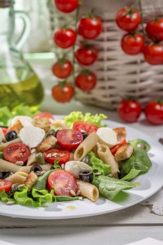 Salada de pennes e tomates cerejas