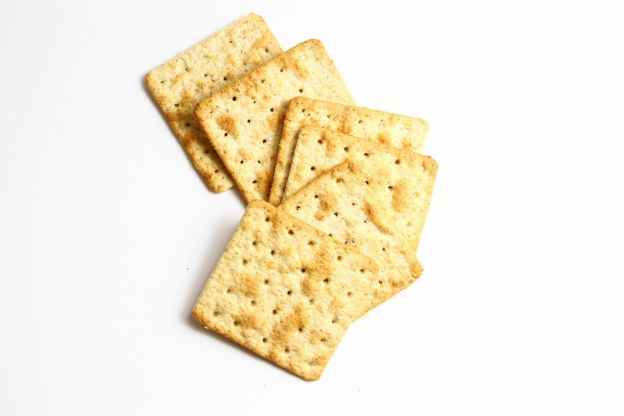 Os biscoitos cracker têm buracos por uma razão