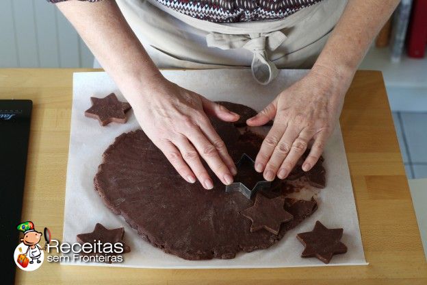 Recortar biscoitos e assar