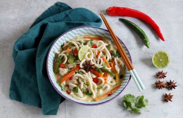 Sopa asiática com macarrão e frango!