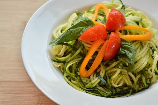 Espaguete de abobrinha com pesto, queijo feta e tomate cereja