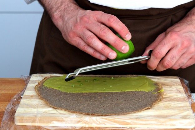 Colocar raspas de limão verde