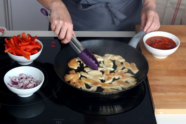 Colocar poucos pedaços de carne na frigideira