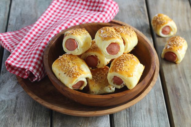 Salsicha em massa crocante com queijo de cabra e gergelim