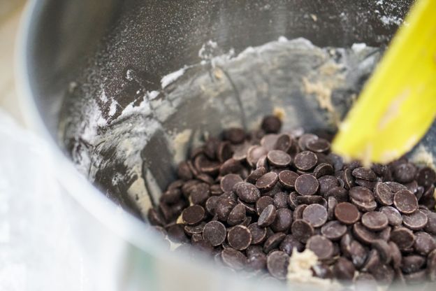 Frutas e gotas de chocolate mal espalhadas