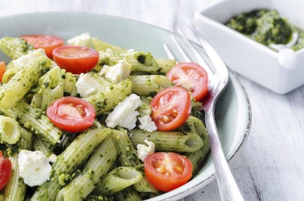 Penne com pesto, feta e tomates cerejas