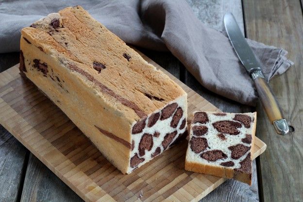 Pão girafa feito com massa  tricolor