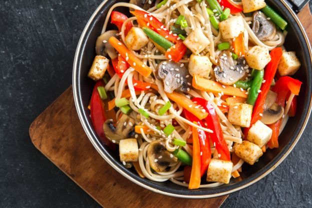 Espaguete com tofu crocante, champignons e legumes