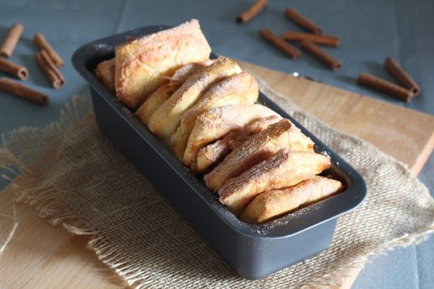 Pão de canela desfolhável com massa macia de fermento