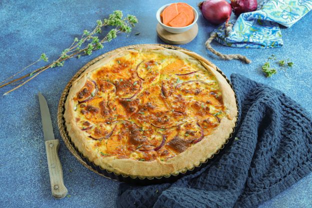 Quiche com batata doce, feta e cebola caramelada