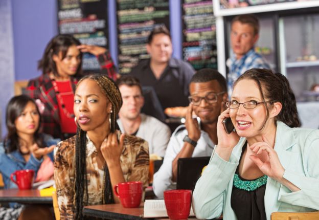 Pratique etiqueta adequada ao telefone