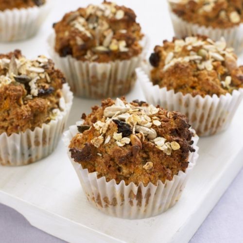 Os muffins com flocos de aveia e passas