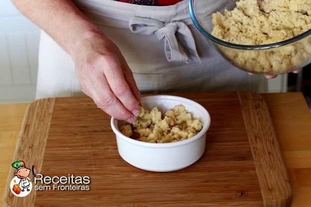 Colocar a massa de crumble