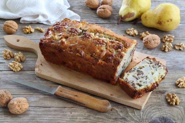 Plumcake com nozes, gorgonzola e peras